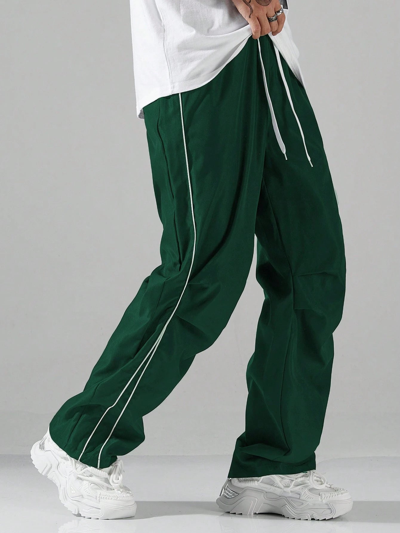 Manfinity Hypemode Men'S Letter Print Drawstring Waist Pockets Straight Loose Casual Pants Baggy Streetwear