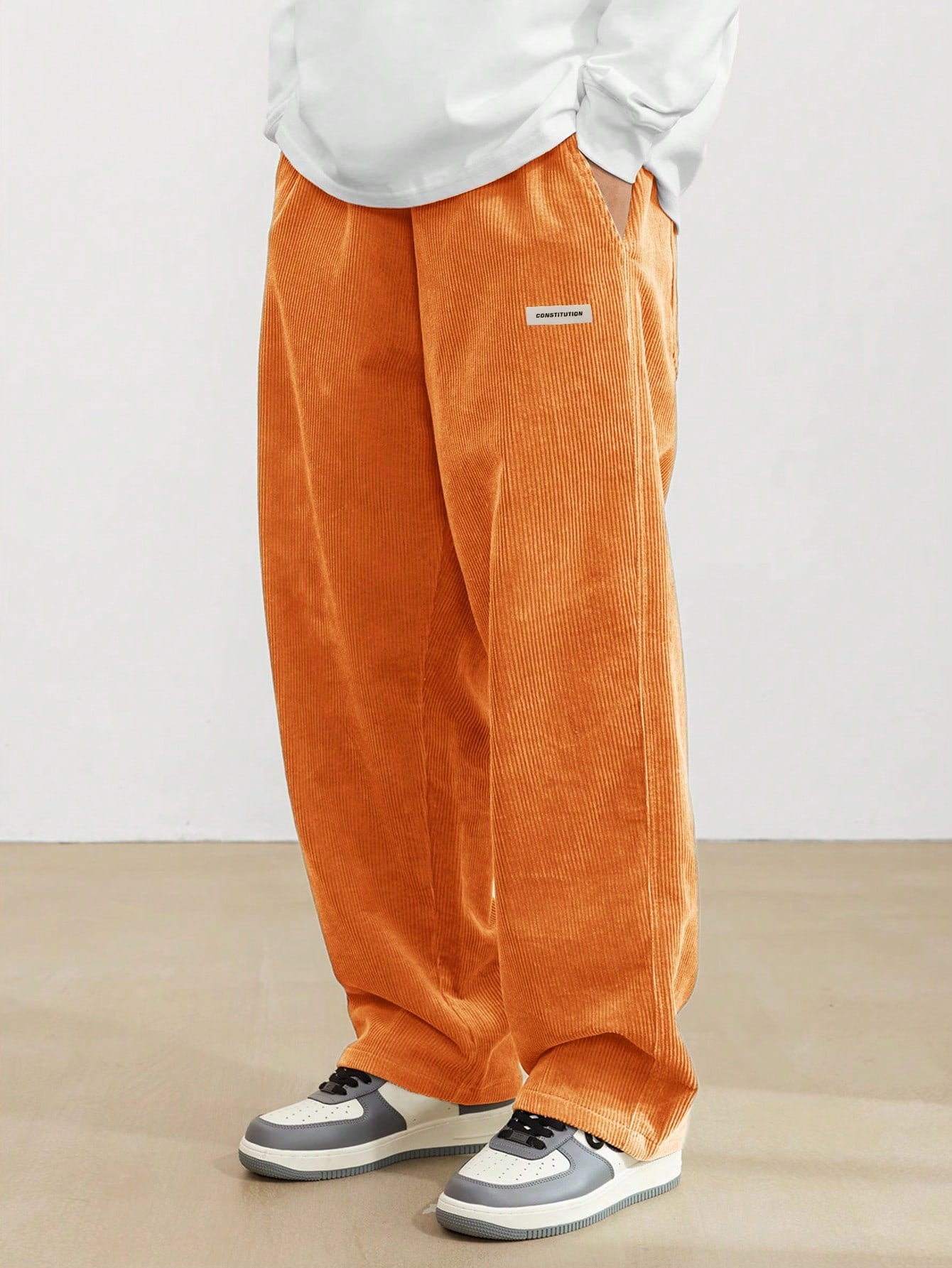 Manfinity Hypemode Loose Fit Men'S Letter Patched Detail Corduroy Pants Pants Baggy